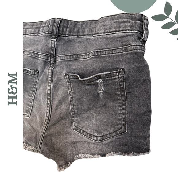 🛍️3/$40 H&M Black Distressed Denim Shorts | Raw Hem | Frayed Edges | Size 4 - Picture 4 of 5